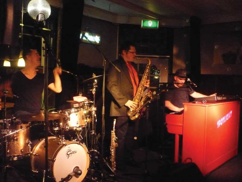 Drummer van Spotlight Pianos op het podium