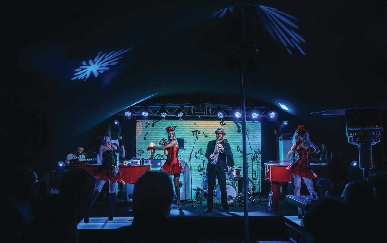 Spotlight Pianos live op het podium